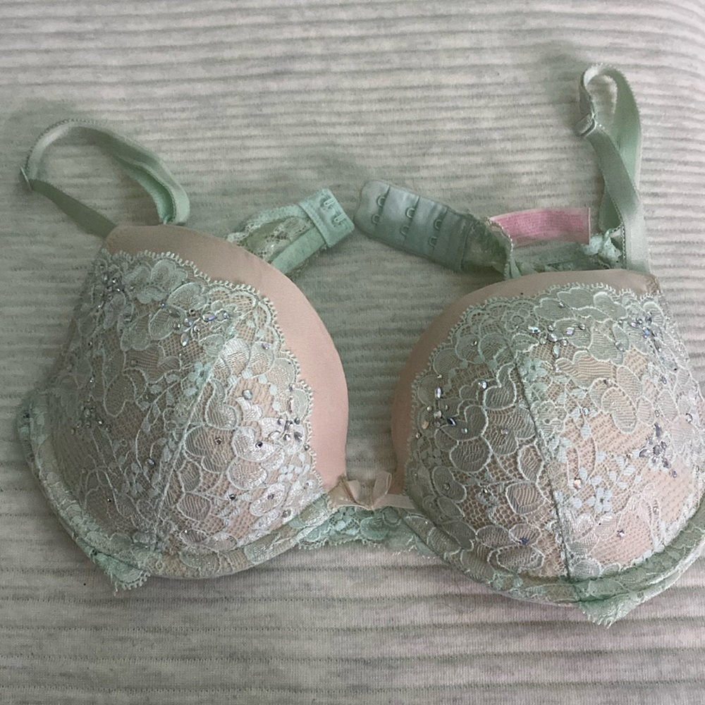Victoria Secret White padded bra with light Teal lace bedazzled 34C